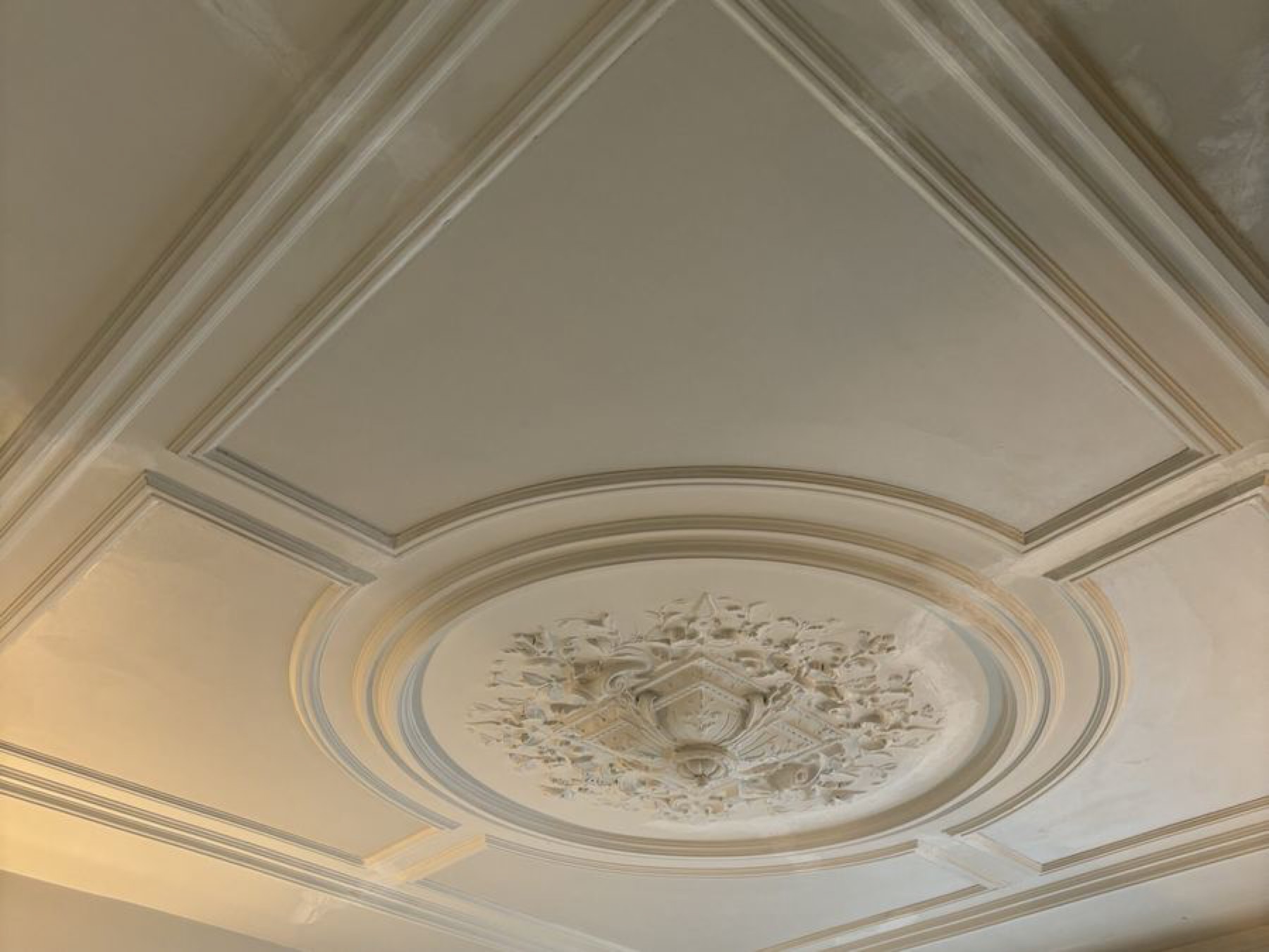 Plafond met ornament door De Bruijne
