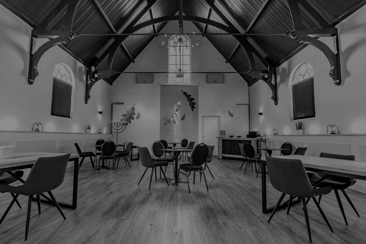 Zaal van een dorpshuis, klaar voor de ledenvergadering